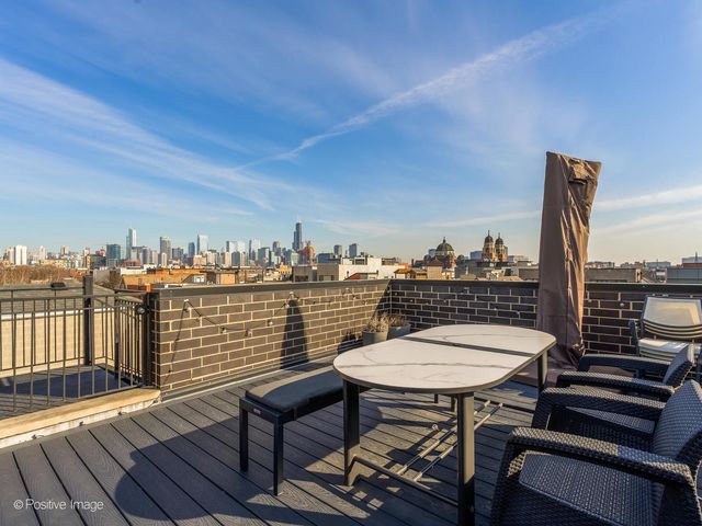 1537 W Pearson Street 2, Chicago, IL 60642