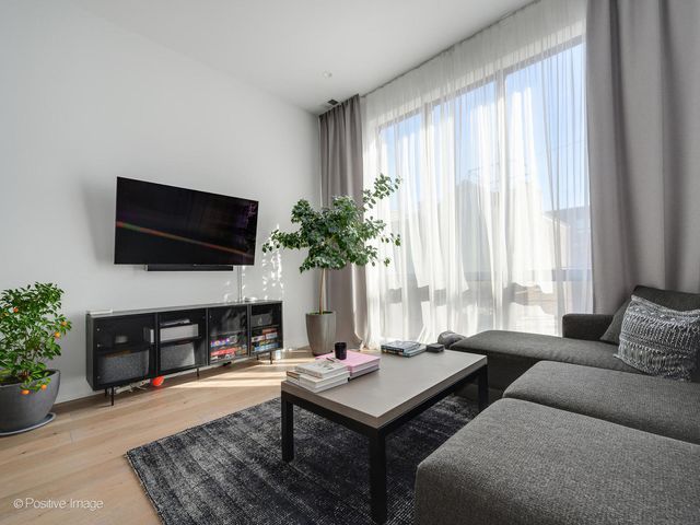 1537 W Pearson Street 2, Chicago, IL 60642