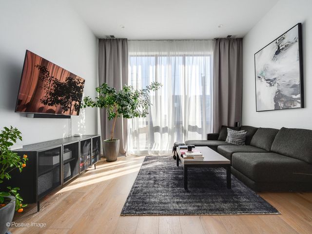 1537 W Pearson Street 2, Chicago, IL 60642