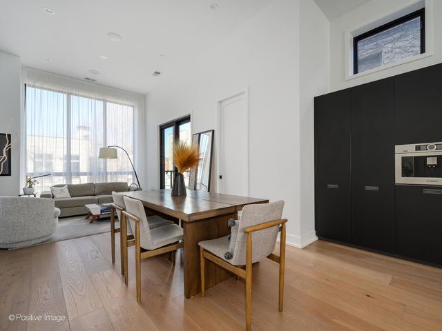 1537 W Pearson Street 2, Chicago, IL 60642