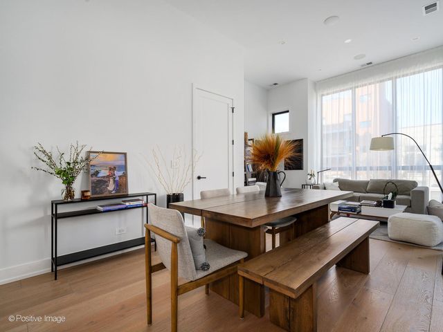 1537 W Pearson Street 2, Chicago, IL 60642