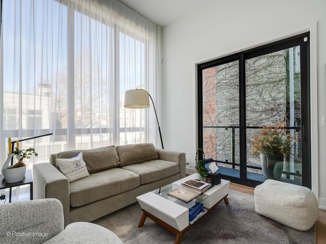 1537 W Pearson Street 2, Chicago, IL 60642