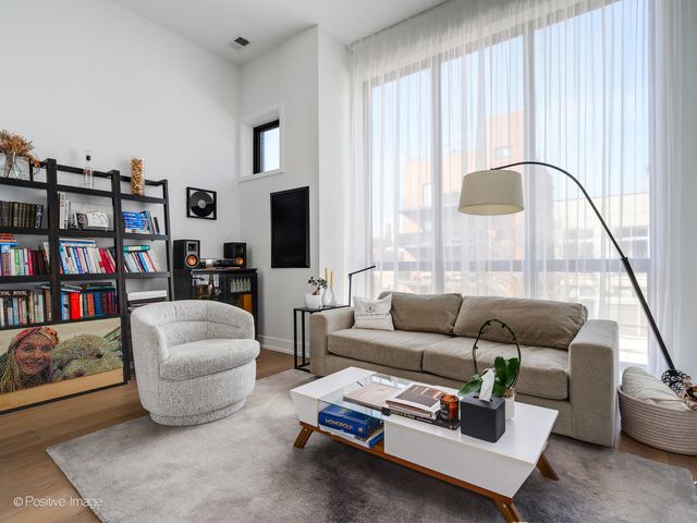 1537 W Pearson Street 2, Chicago, IL 60642