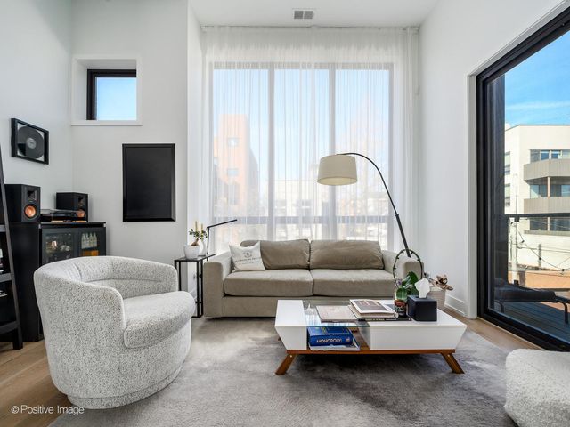 1537 W Pearson Street 2, Chicago, IL 60642