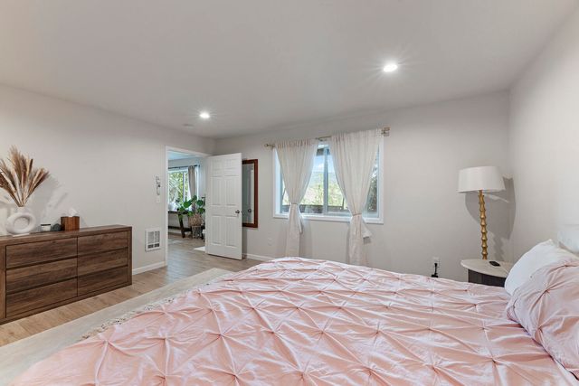 457 Elm Street, Phoenix, OR 97535