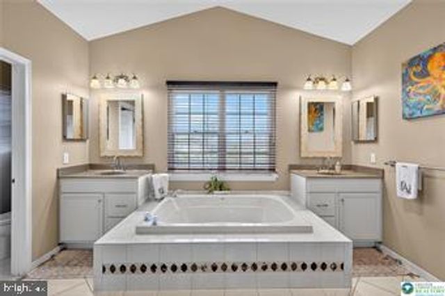 591 ROCKBRIDGE RD, Nazareth, PA 18064