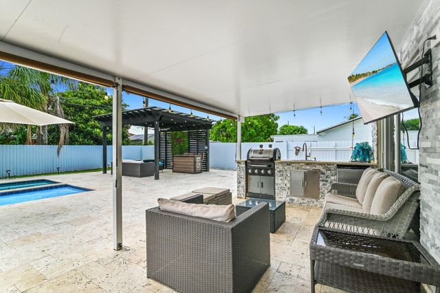 124 Davis Road, Palm Springs, FL 33461