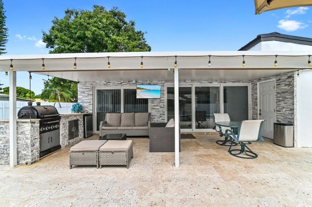 124 Davis Road, Palm Springs, FL 33461