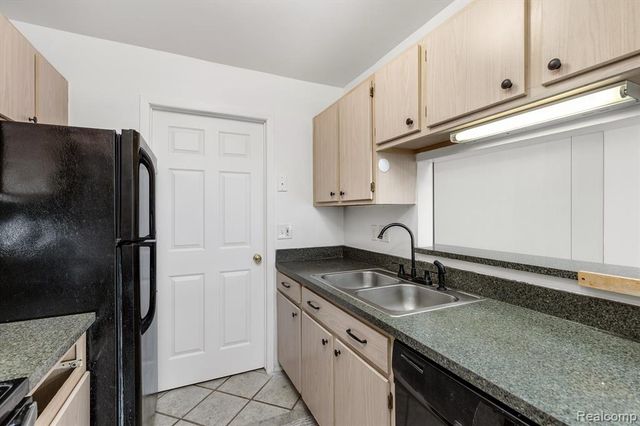 22241 Atlantic Pointe, Farmington Hills, MI 48336