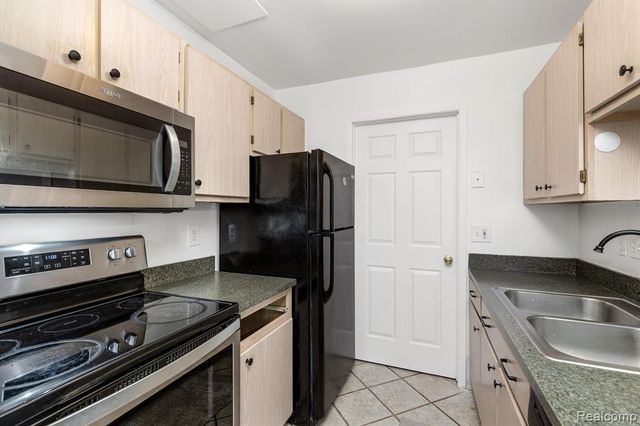 22241 Atlantic Pointe, Farmington Hills, MI 48336