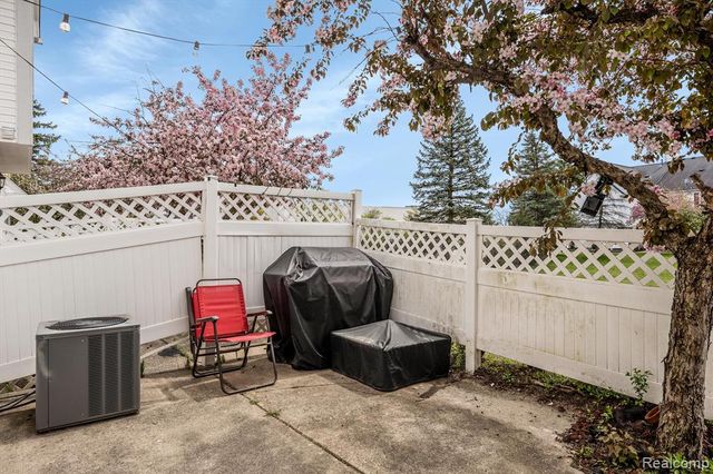 22241 Atlantic Pointe, Farmington Hills, MI 48336