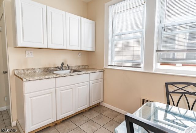 74 Smith St, Newark City, NJ 07106
