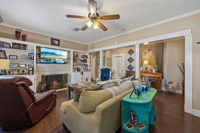 908 Sam Houston Avenue, Huntsville, TX 77320