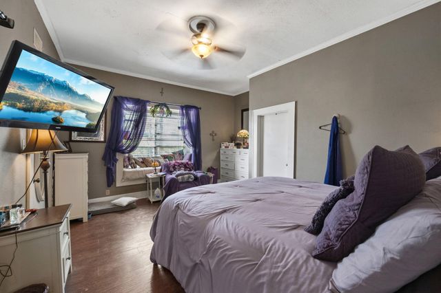 908 Sam Houston Avenue, Huntsville, TX 77320