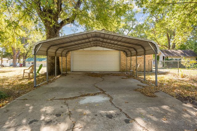 921 Evans Street, Bonham, TX 75418