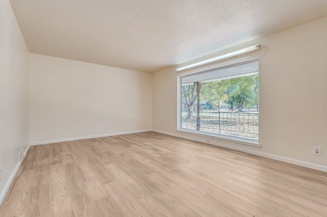 921 Evans Street, Bonham, TX 75418