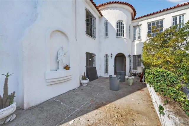 2329 N Edgemont, Los Angeles, CA 90027