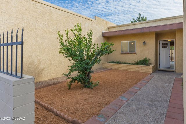 7336 N Las Quintas Drive, Tucson, AZ 85704