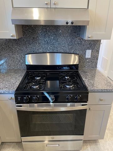 217 Washington St 4L, Lynn, MA 01901