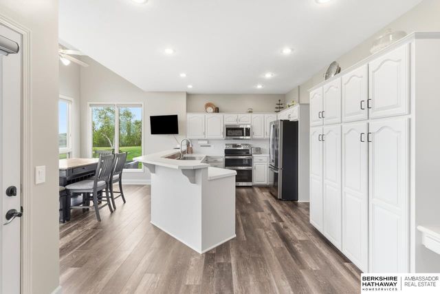 906 Bailey Drive, Papillion, NE 68046