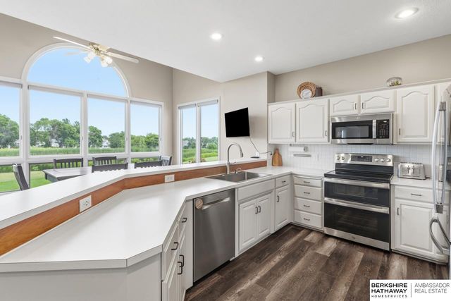 906 Bailey Drive, Papillion, NE 68046