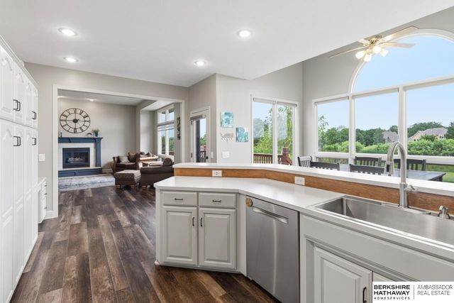 906 Bailey Drive, Papillion, NE 68046
