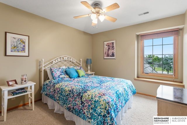 906 Bailey Drive, Papillion, NE 68046