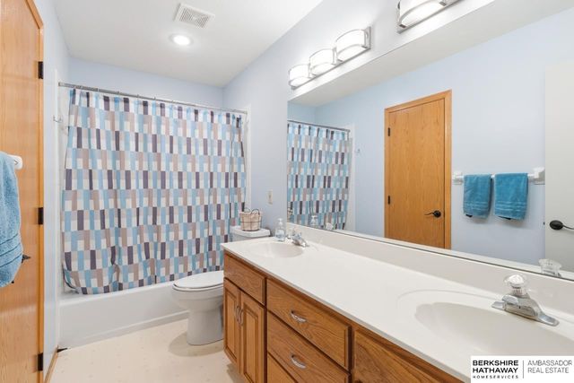 906 Bailey Drive, Papillion, NE 68046