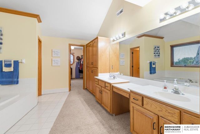 906 Bailey Drive, Papillion, NE 68046