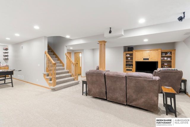 906 Bailey Drive, Papillion, NE 68046