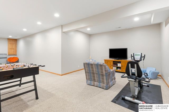 906 Bailey Drive, Papillion, NE 68046