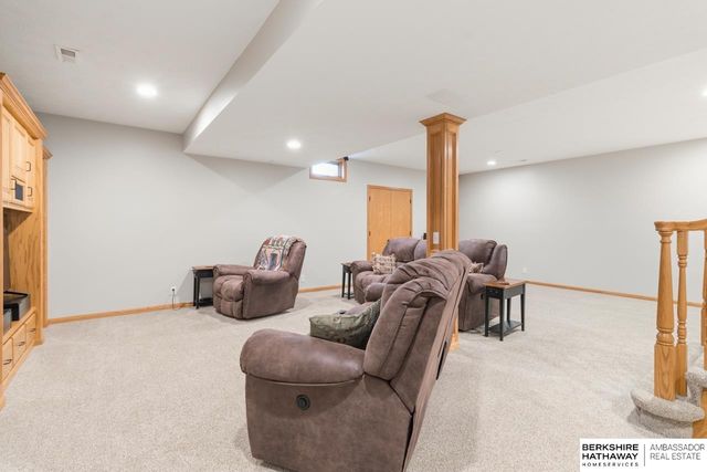 906 Bailey Drive, Papillion, NE 68046