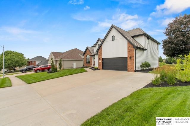 906 Bailey Drive, Papillion, NE 68046