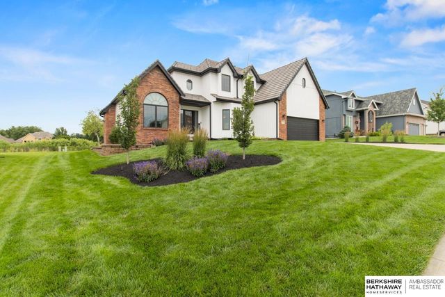 906 Bailey Drive, Papillion, NE 68046