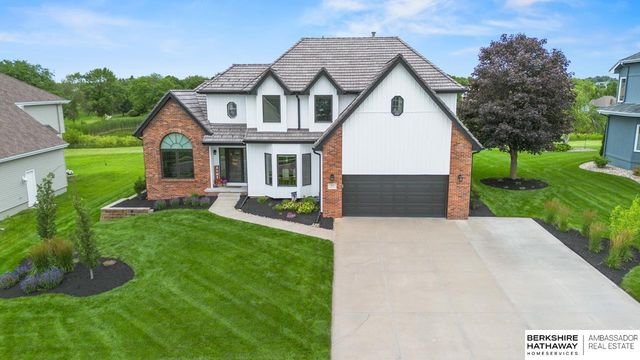 906 Bailey Drive, Papillion, NE 68046