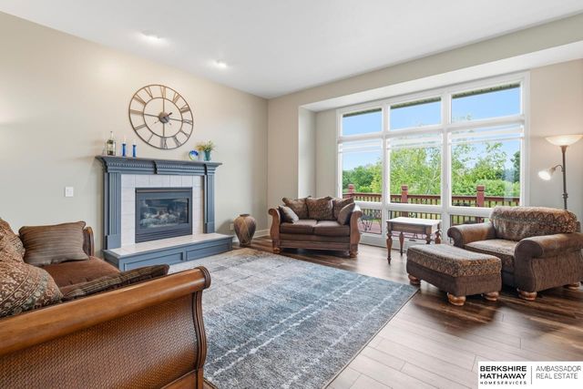906 Bailey Drive, Papillion, NE 68046