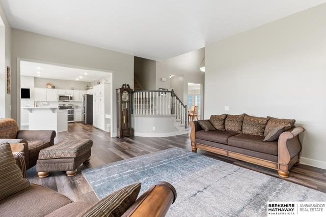 906 Bailey Drive, Papillion, NE 68046