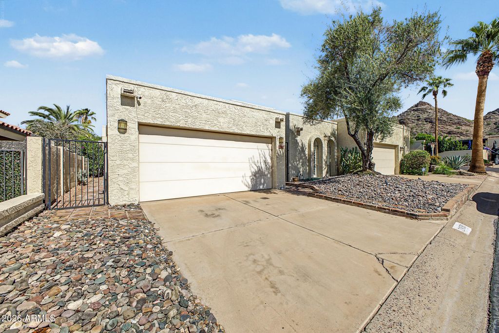 1930 E LINGER Lane, Phoenix, AZ 85020 — photo 4