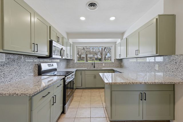 1720 Woods Drive, Arlington, TX 76010