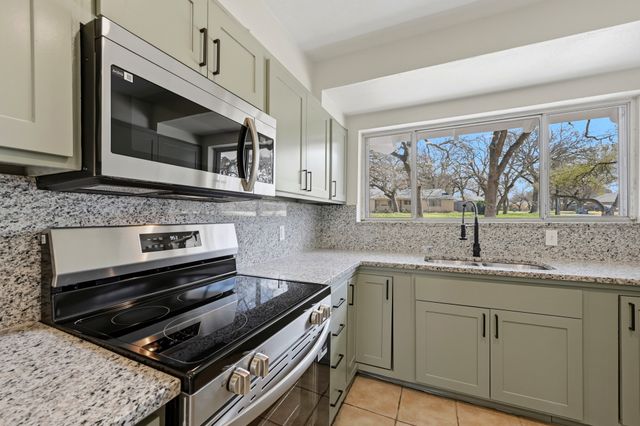 1720 Woods Drive, Arlington, TX 76010