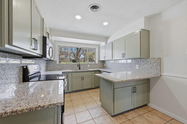 1720 Woods Drive, Arlington, TX 76010