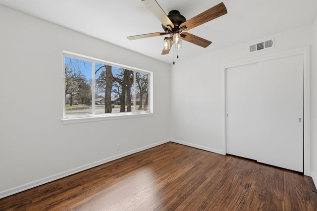 1720 Woods Drive, Arlington, TX 76010