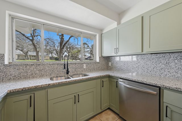 1720 Woods Drive, Arlington, TX 76010