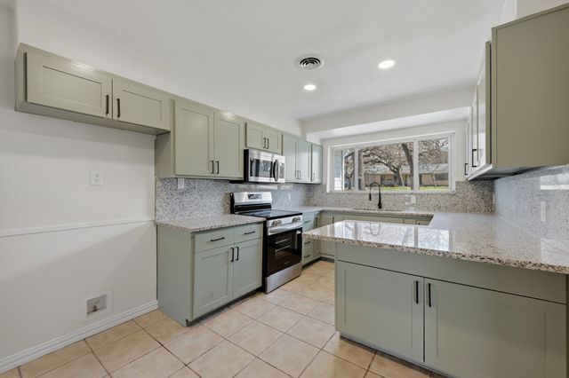 1720 Woods Drive, Arlington, TX 76010