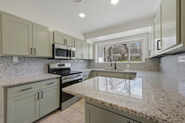 1720 Woods Drive, Arlington, TX 76010