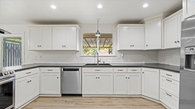 4202 Maple Lane, West Richland, WA 99353