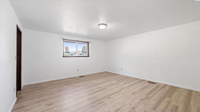 4202 Maple Lane, West Richland, WA 99353