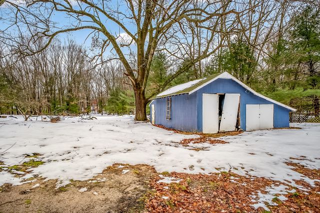 34 S Weber Road, Laketon Twp, MI 49445