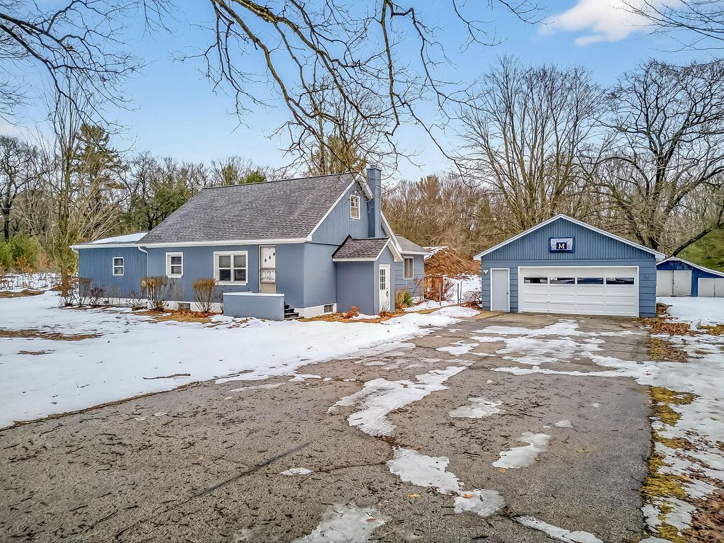 34 S Weber Road, Laketon Twp, MI 49445