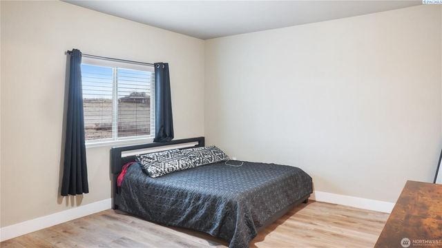 9175 NE Neppel Rd, Moses Lake, WA 98837